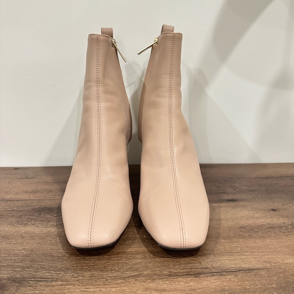 Women heeled boots.